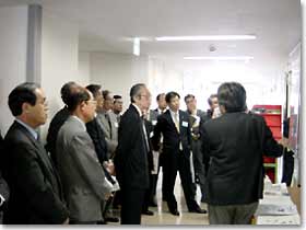 尾身大臣一行ご見学の様子
